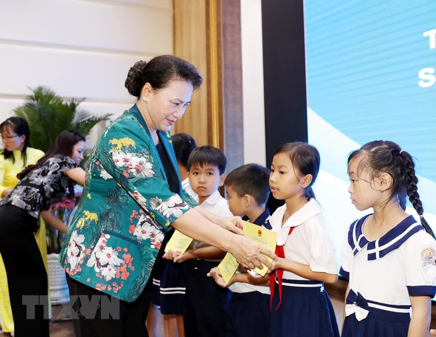 Chủ tịch Quốc hội Nguyễn Thị Kim Ngân trao học bổng cho học sinh nghèo vượt khó tỉnh Đồng Tháp. (Ảnh: Trọng Đức/TTXVN)