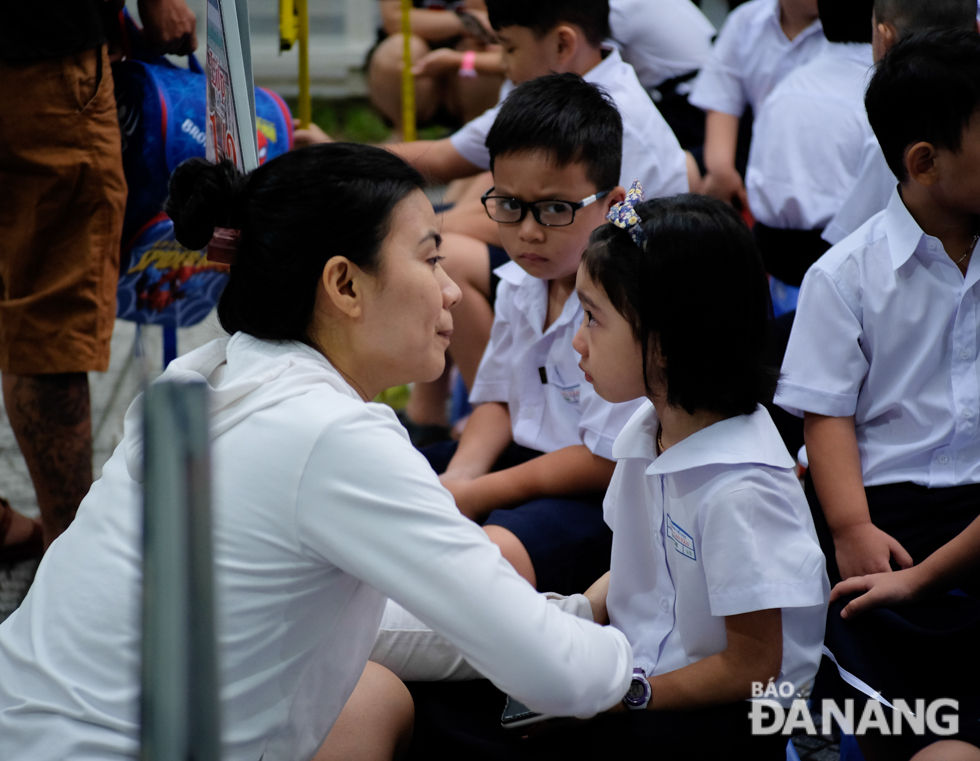  A first grader being comforted by her mother to remove her fear for a new learning place