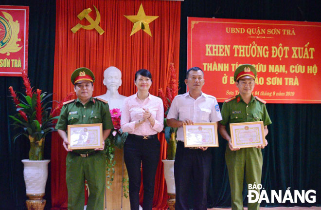 Chairwoman of the Son Tra District People’s Committee Tran Thi Thanh Tam giving Certificates of Merit to rescuers in recognition of their bravery and great efforts in helping 4 tourists in distress on the Son Tra Peninsular.