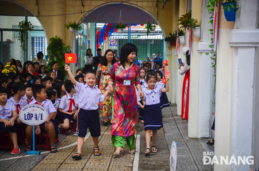  First graders being warmly welcomed by teachers and older schoolmates