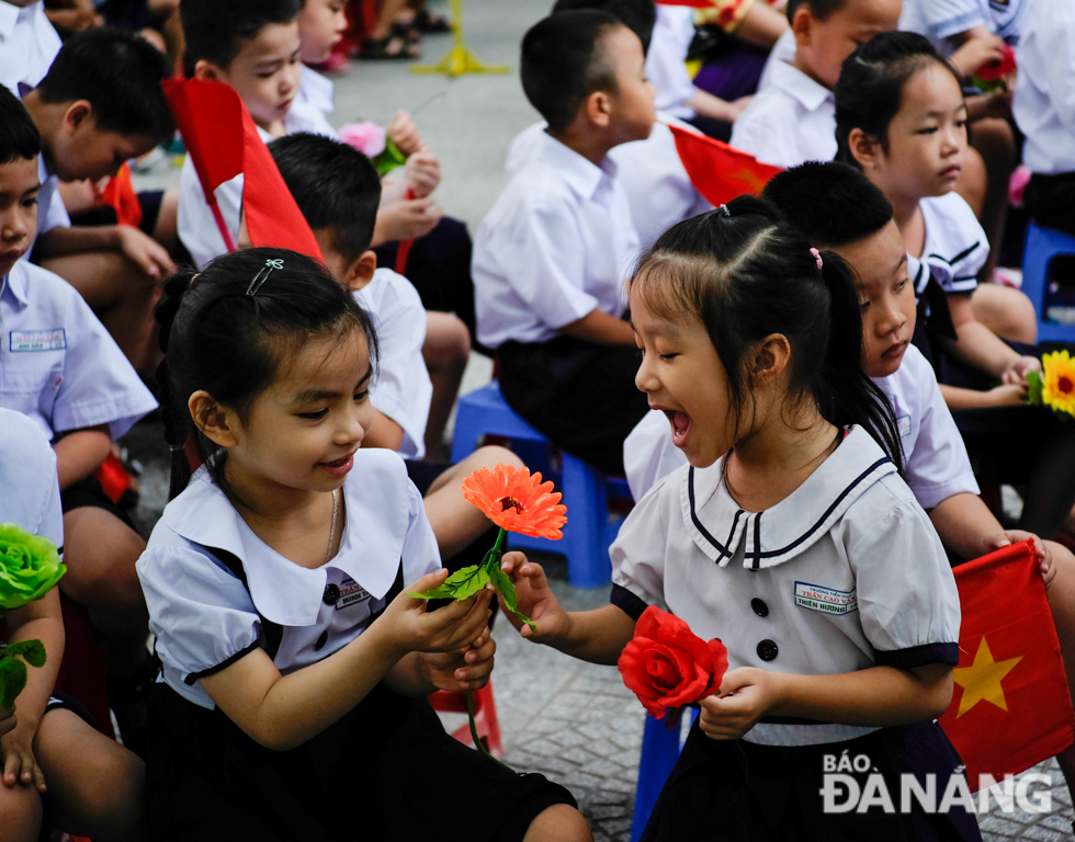  First graders proactively making friends with one another