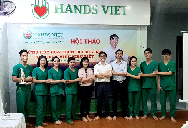 Workshop ‘’Đừng hủy hoại cột sống của bạn bằng sự thiếu hiểu biết’’ dưới sự dẫn dắt của bác sĩ Phùng Cao Cường. Anh hiện là Phó trưởng Khoa Ngoại chấn thương chỉnh hình -bỏng, Bệnh viện 199 Bộ Công an.