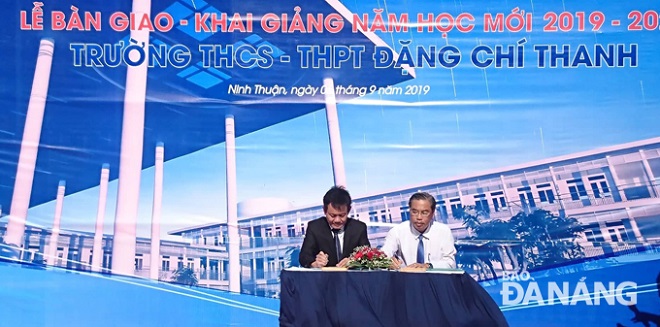 Lãnh đạo Trung Nam Group và UBND tỉnh Ninh Thuận ký nhận bàn giao Trường học do Trung Nam Group xây dựng tặng.