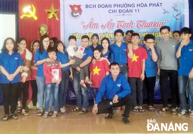 Các đoàn viên thanh niên Chi đoàn 11, phường Hòa Phát trao tặng học bổng cho học sinh nghèo.