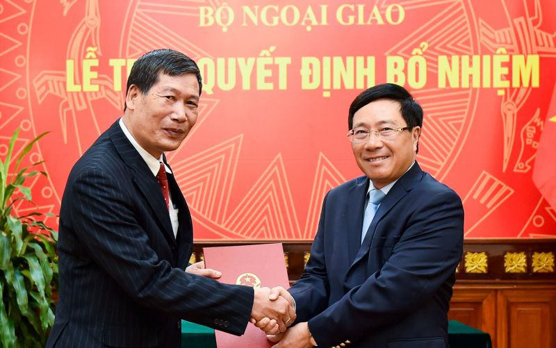 Phó Thủ tướng, Bộ trưởng Bộ Ngoại giao Phạm Bình Minh trao quyết định bổ nhiệm ông Nguyễn Đăng Hùng.