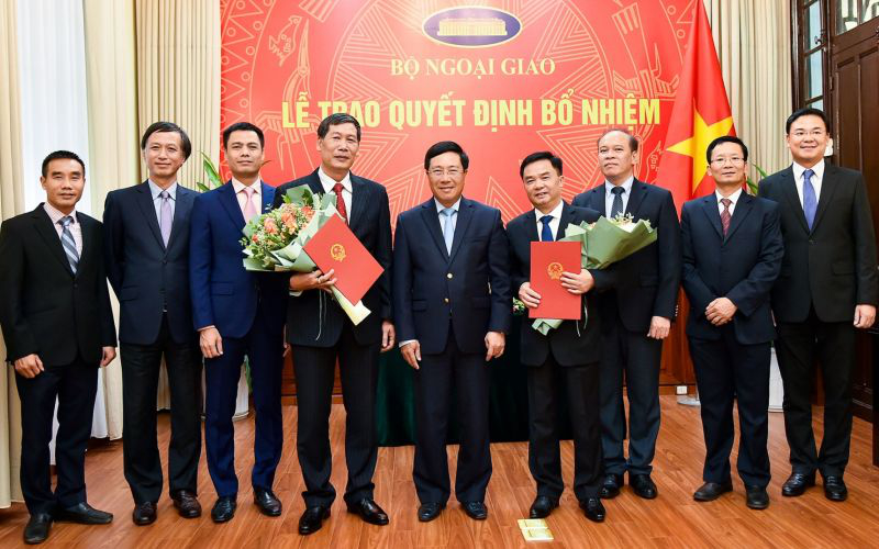 Lãnh đạo Bộ Ngoại giao chúc mừng 2 cán bộ được bổ nhiệm làm Trưởng cơ quan đại diện Việt Nam ở nước ngoài.