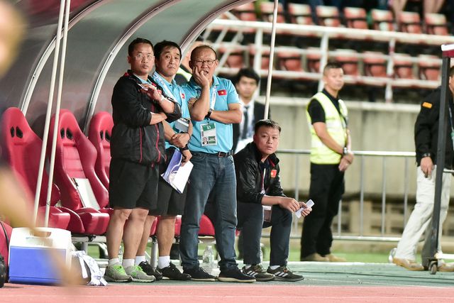 HLV Park và ban huấn luyện không giấu được sự căng thẳng trong mỗi lần Thái Lan nhận được cơ hội đá phạt gần khung thành thủ môn Đặng Văn Lâm.