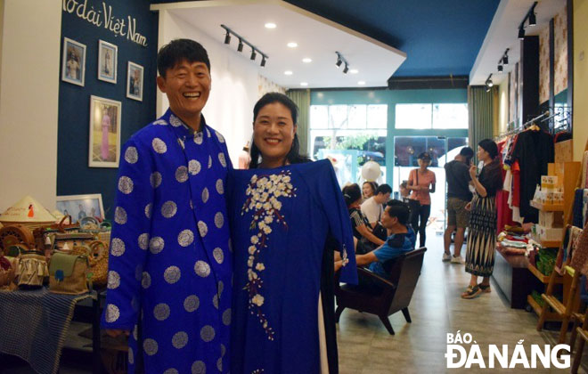 Khách du lịch Hàn Quốc thích thú với áo dài Việt Nam. Ảnh chụp tại MS Sam Áo dài.Ảnh: Q.T