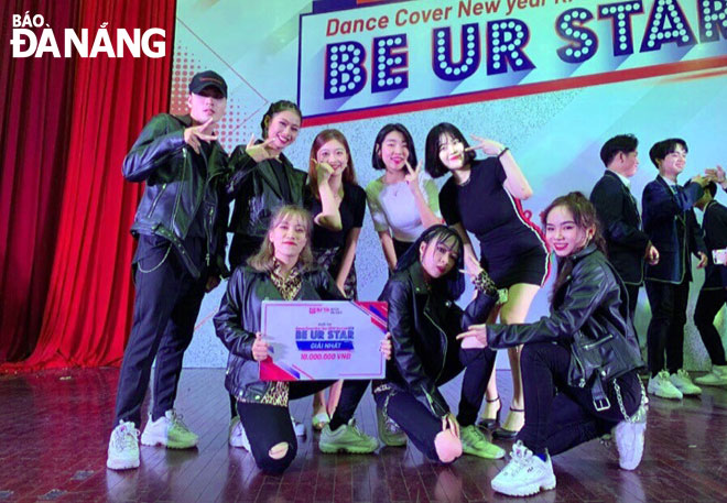 Các bạn sinh viên Hàn Quốc trong một chương trình giao lưu tại Trường Đại học Duy Tân.  Trong ảnh: Bang Ryu Bin (đứng ngoài cùng bên phải) tham gia làm giám khảo một cuộc thi nhảy của sinh viên.