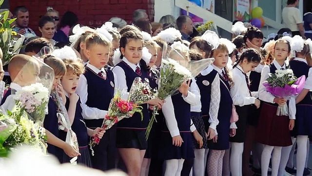 Học sinh ở Nga mặc đồng phục trong ngày tựu trường (Ảnh: Russia Knowledge).