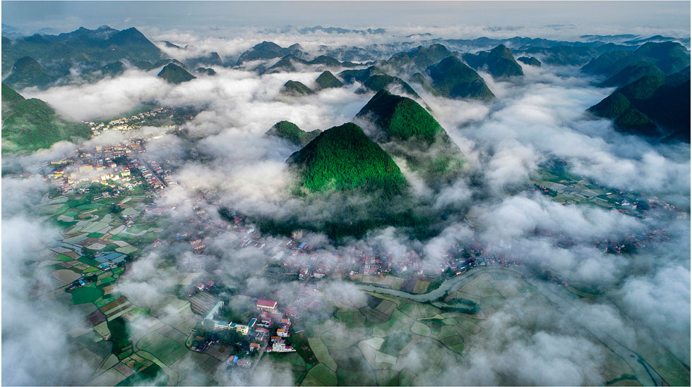 ‘Mot Som Bac Son’ (Ealry morning in Lang Son Province’s Bac Son Mountain District) by Phung Duc Dung