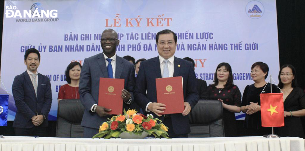 Chủ tịch UBND thành phố Huỳnh Đức Thơ và Giám đốc Ngân hàng Thế giới tại Việt Nam Ousmane Dione ký kết Biên bản ghi nhớ Hợp tác liên kết chiến lược.