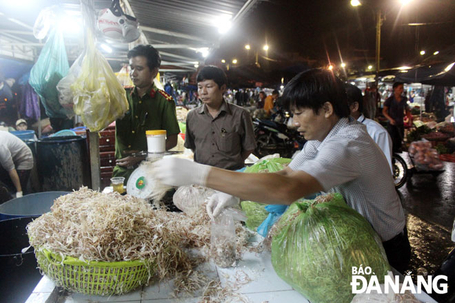 Lấy mẫu các loại rau tại chợ Đầu mối Hòa Cường khi có thông tin sử dụng chất tẩy trắng.