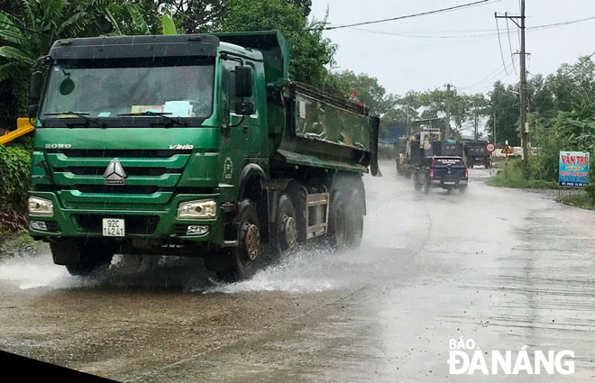 Xe tải trọng lớn thường xuyên ra vào tuyến đường liên thôn Thạch Nham Tây - Phước Thuận, xã Hòa Nhơn (ảnh chụp ngày 29-8). 