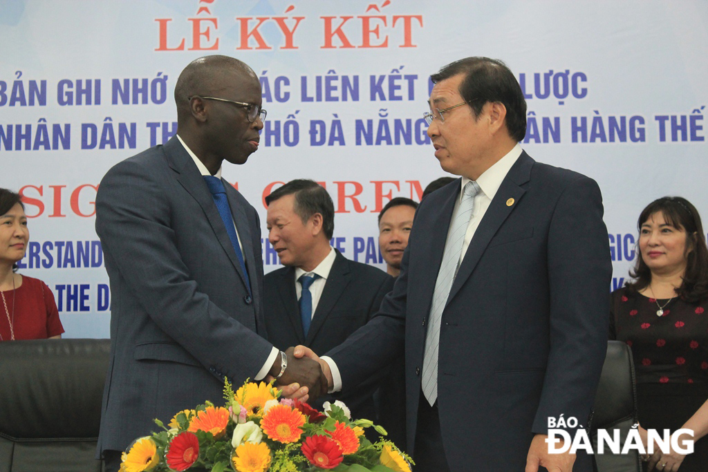 WB Director Ousmane Dione (left) expressing his desire to turn Da Nang into a typical model that can be expanded into other localities nationwide