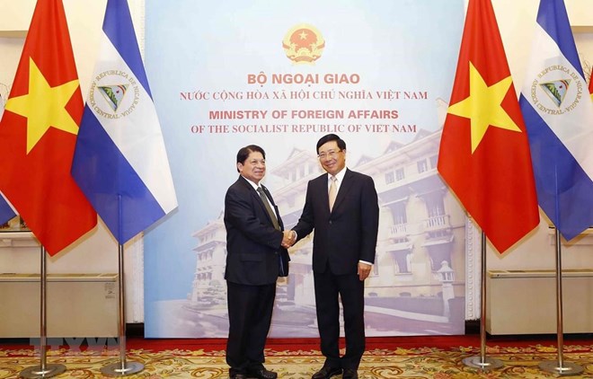 Deputy Prime Minister and Foreign Minister Pham Binh Minh (R) shakes hands with Nicaraguan Foreign Minister Denis Ronaldo Moncada Colindres (Photo: VNA)