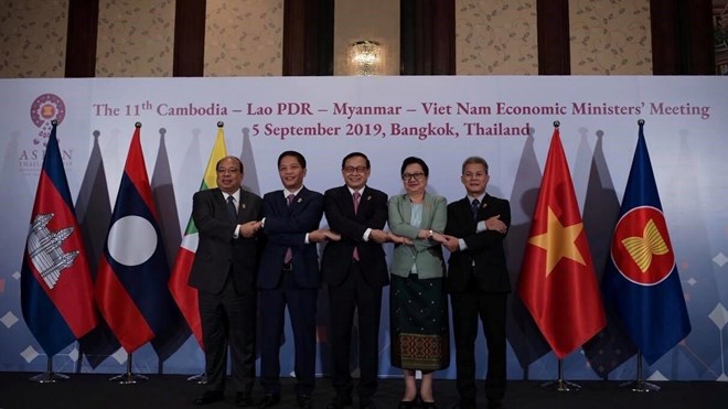 Economic ministers of Cambodia, Laos, Myanmar and Vietnam pose for a photo at their 11th meeting in Bangkok on September 5 (Photo: VNA)