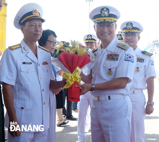 Đại diện Vùng 3 Hải quân tặng hoa chúc mừng chỉ huy tàu Hàn Quốc.
