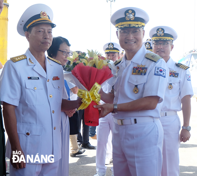 The South Korean guests being warmly received by representatives from the Naval Region 3 High Command