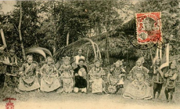 Một gánh hát Bội biểu diễn ở làng quê xưa. Ảnh tư liệu