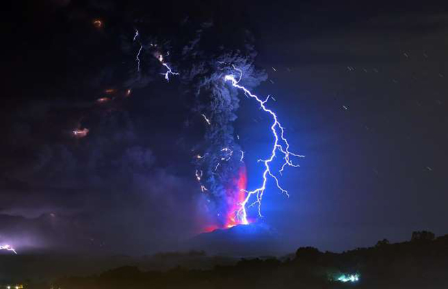 Tia sét xé toạc bầu trời khi núi lửa Calbuco ở Chile đang phun trào.