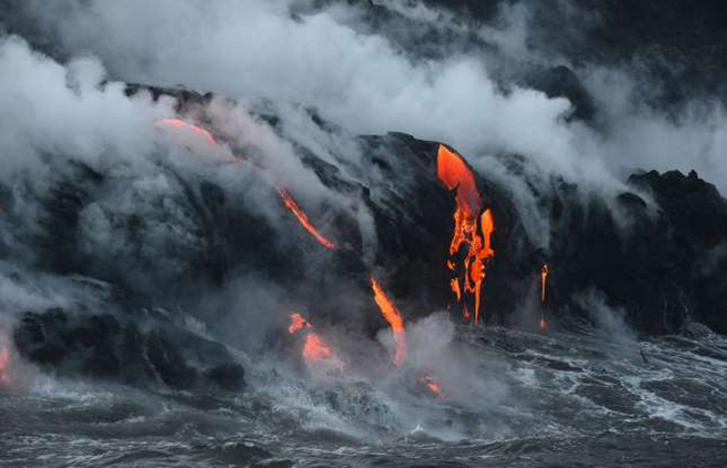 Dung nham núi lửa Kilauea đổ xuống biển Thái Bình Dương ở Hawaii.