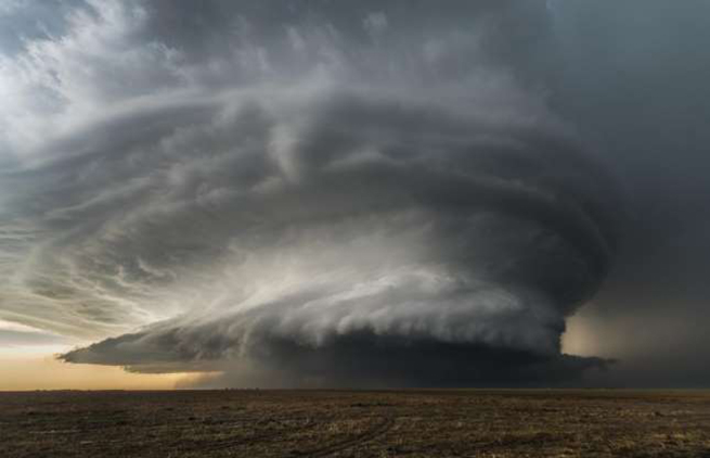 Hình ảnh đáng sợ của siêu bão Supercell ở Kansas, Mỹ