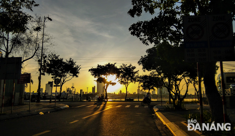 The first rays of sunlight staring to appear over the iconic Han River