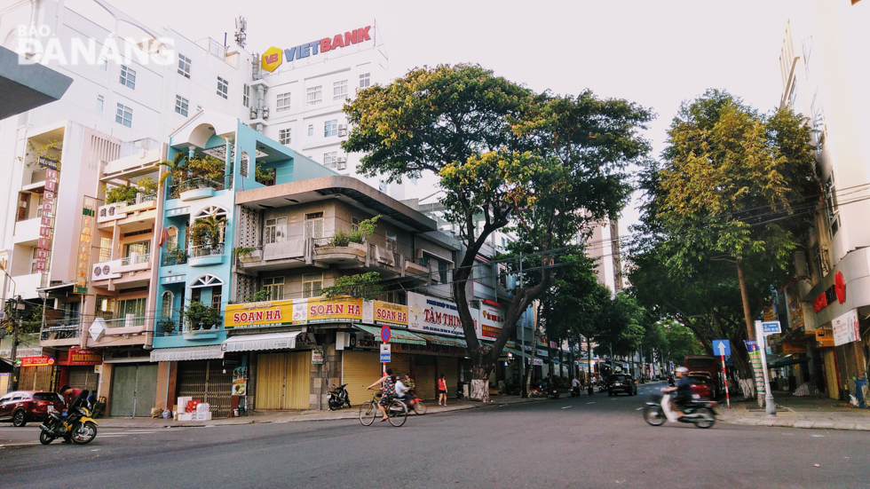  A tranquil ambiance seen at the intersection of Nguyen Thai Hoc and Tran Phu streets in the early morning, contrasting with the bustle throughout the daytime