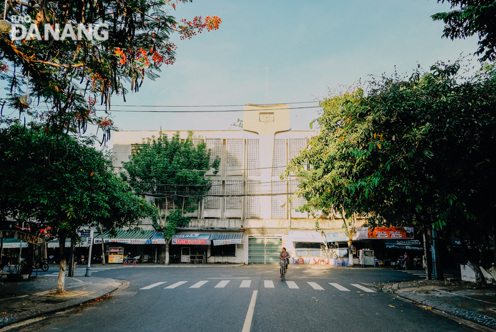 The intersection of Ngo Gia Tu and Pasteur streets becoming picturesque