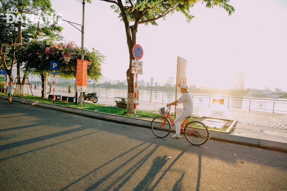  Without the normal bustle and hustle, it is a peaceful picture with residents riding bikes along major streets as an ideal form of exercise.