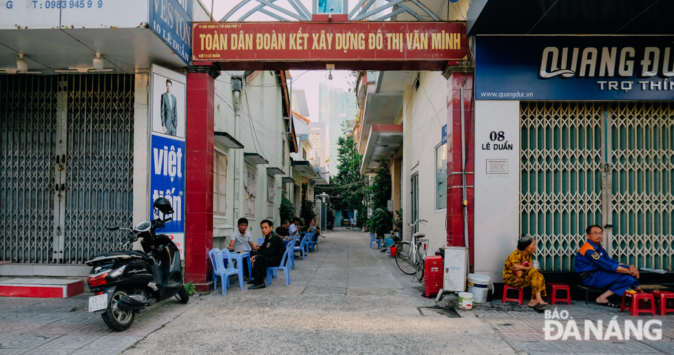  Many sidewalk eateries along a section of busy Le Duan Street usually open early.