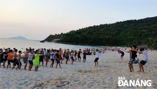 Tourists participating in outdoor activities at the Tien Sa Beach