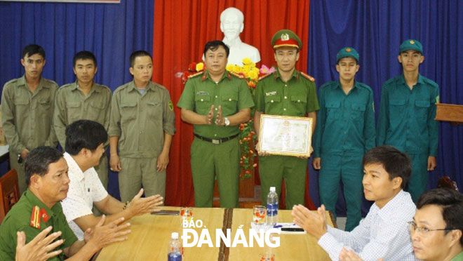 Khen thưởng đột xuất lực lượng 8394 phường Hòa Xuân.