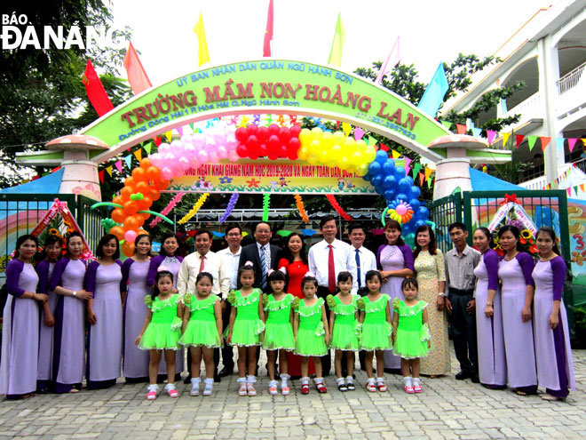 Lãnh đạo thành phố và quận Ngũ Hành Sơn chụp ảnh chung với thầy cô giáo và học sinh Trường mầm non Hoàng Lan (phường Hòa Hải) nhân lễ khai giảng năm học mới 2019-2020.