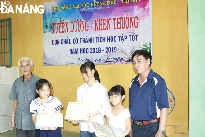 Việc tuyên dương khen thưởng học sinh có thành tích học giỏi tại nhà thờ tộc Huỳnh Đức có tác dụng động viên con cháu thi đua học tập.