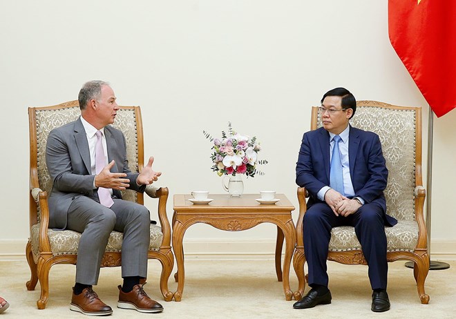 Deputy Prime Minister Vuong Dinh Hue (R) and Gen X Energy CEO Scott Kicker (Photo: VNA)