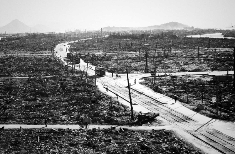 Những khu phố nhộn nhịp giờ chỉ còn là bãi đổ nát ở Hiroshima.