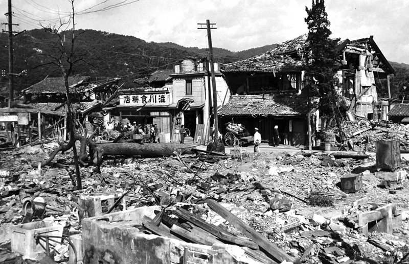 Hiroshima tan hoang sau khi Mỹ thả bom nguyên tử xuống thành phố này.