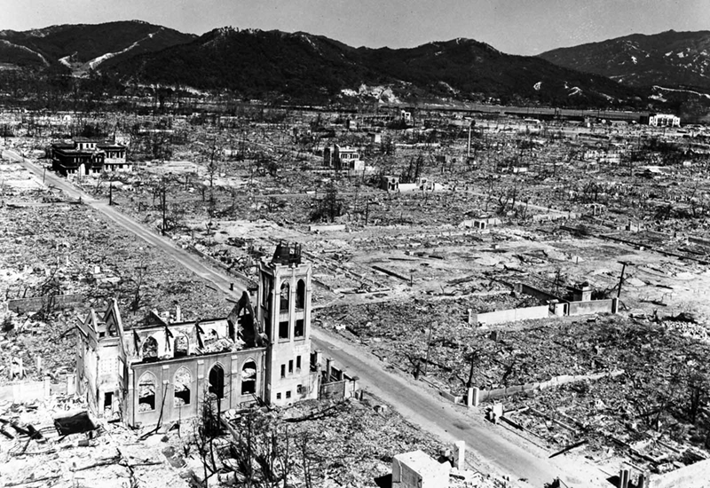 Nhà thờ Nagarekawa giữa cảnh hoang tàn ở Hiroshima.