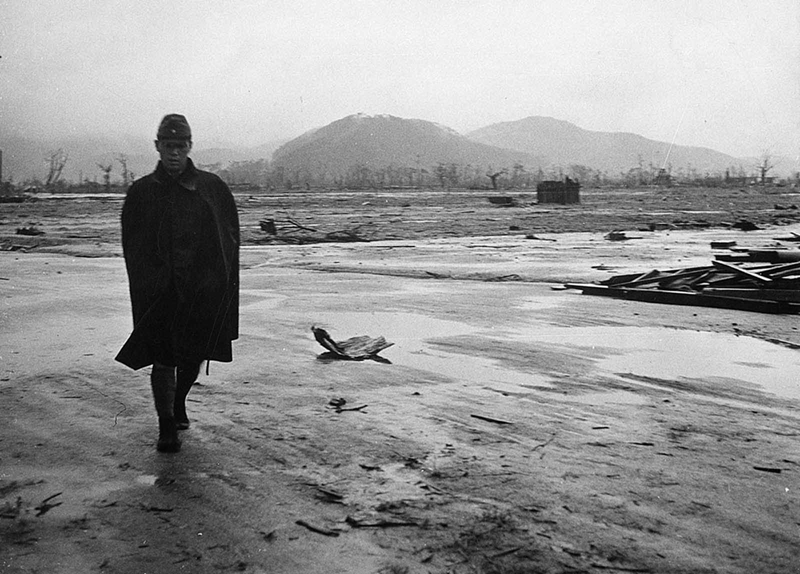 Một người lính Nhật Bản đi qua một khu vực bị phá hủy hoàn toàn ở Hiroshima vào tháng 9/1945./.