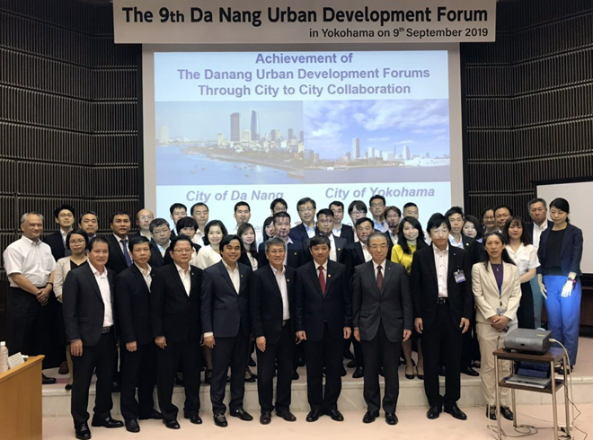 Vice Chairman Dung (front row, 6th, left) taking a souvenir photo with Japanese participants at the forum