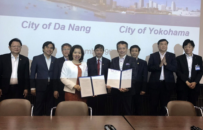 Leaders of Da Nang and Yokohama authorities witnessing the signing ceremonies of cooperative agreements between departments and agencies of the two sides