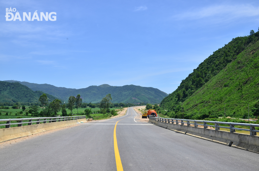 As part of the 3,183 km-long Ho Chi Minh Highway, which runs through a total of 28 Vietnamese localities, the route begins in La Son Town, Phu Loc District, Thua Thien-Hue Province, and ends at the intersection with the Da Nang-Quang Ngai Expressway in Da Nang’s Tuy Loan Village.