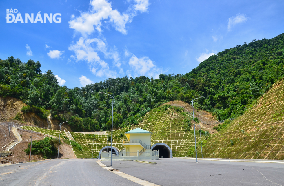 As part of the route, the The Mui Trau twin tunnels are located in Hoa Bac Commune, Hoa Vang District. It can be seen that the anti-erosion taluses on the both sides of the tunnels’ entrances are nearing completion.