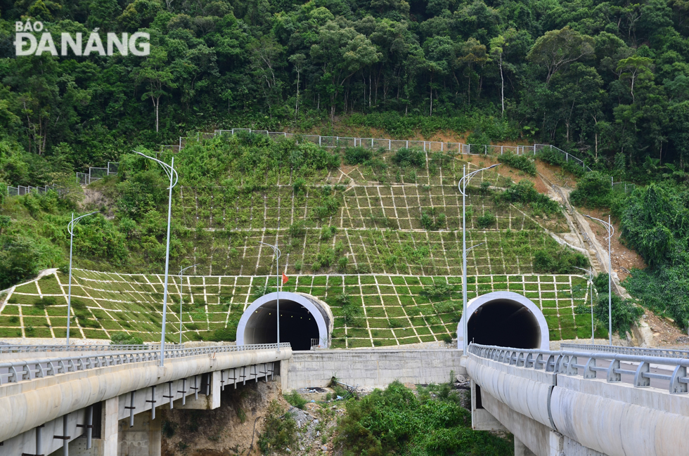  Constructed by the Ha Noi-headquartered Song Da 10 Joint Stock Company, Mui Trau is now one of the most modern road tunnels in Viet Nam. The twin tunnels’ entrances are pictured head towards Da Nang.