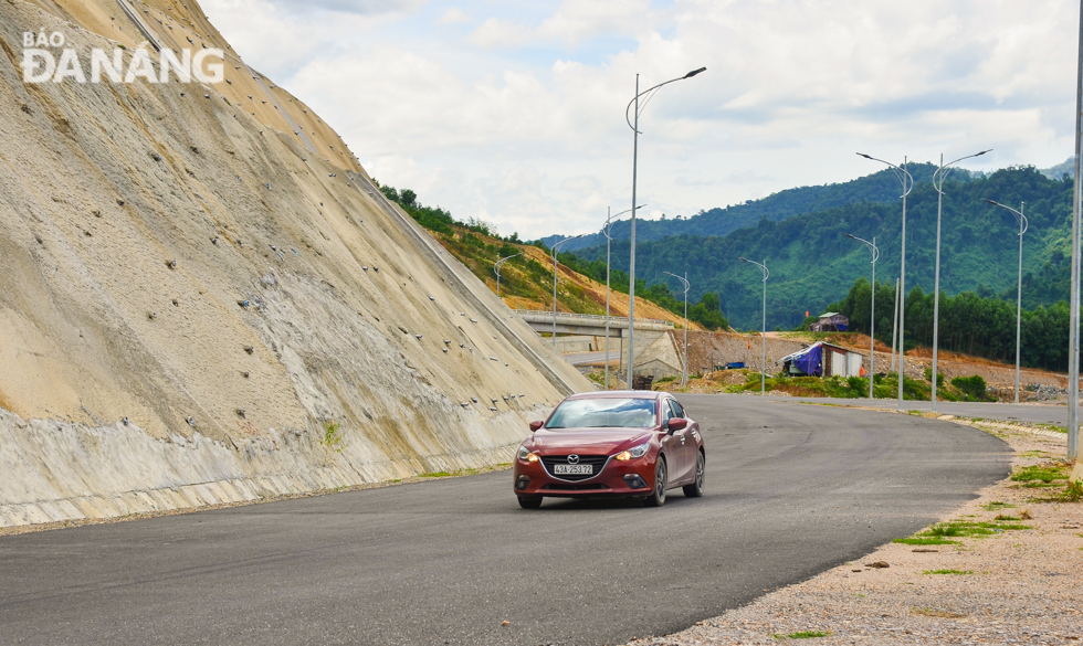  Up to now, such main work items La Son-Tuy Loan expressway as foundations, pavements and drainage systems have basically been completed. However, some auxiliary items, including frontage roads and ditches along the route, have yet to be constructed due to site clearance-related problems.