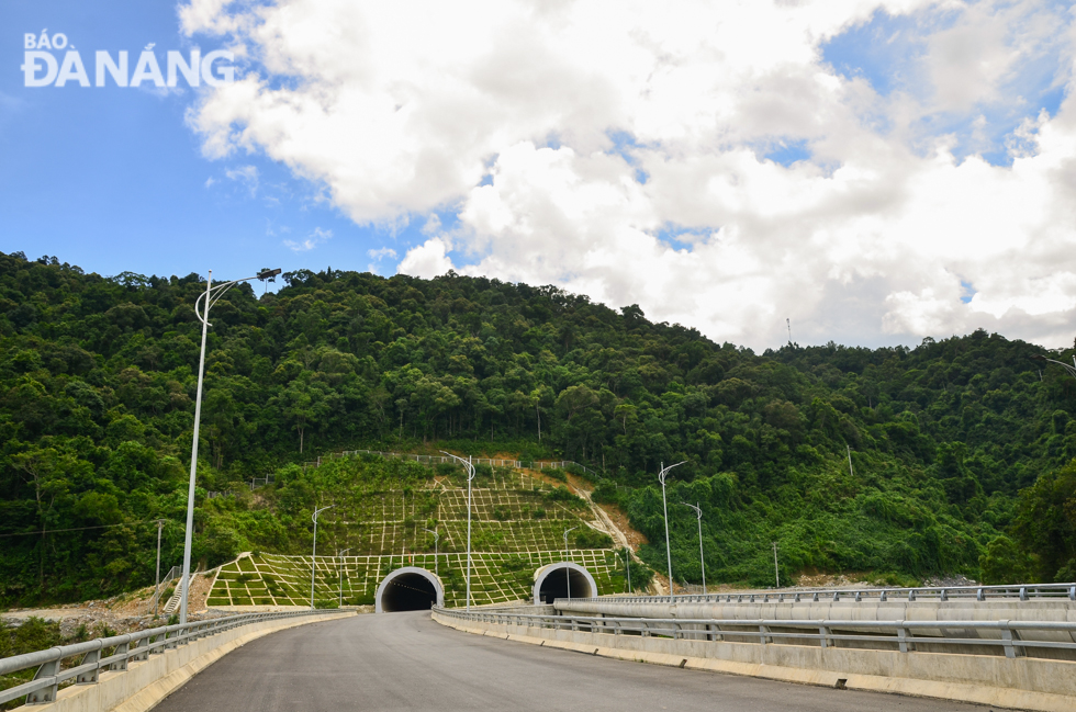  The management broad of the Ho Chi Minh Highway is working closely with the local authorities to accelerate the clearance and compensation work, thereby ensuring the on-schedule implementation of the  La Son- Tuy Loan expressway as per request by the Ministry of Transport.