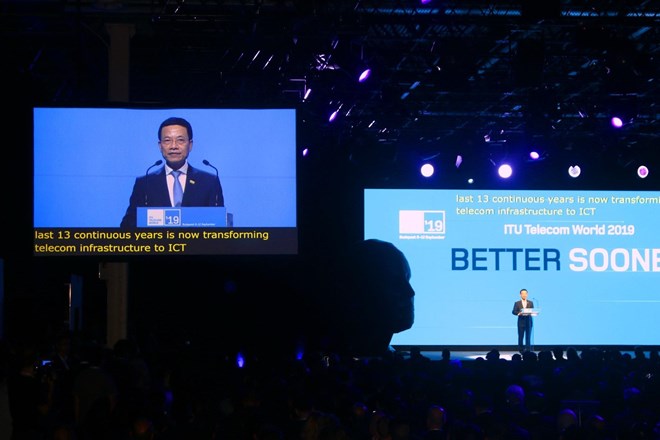 Minister of Information and Communications Nguyen Manh Hung addresses the event. (Photo: VNA)