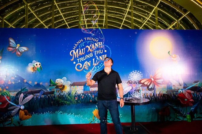 Hàng trăm em nhỏ và gia đình bất ngờ với màn biểu diễn của “Phù thủy bong bóng” Fan Yang.
